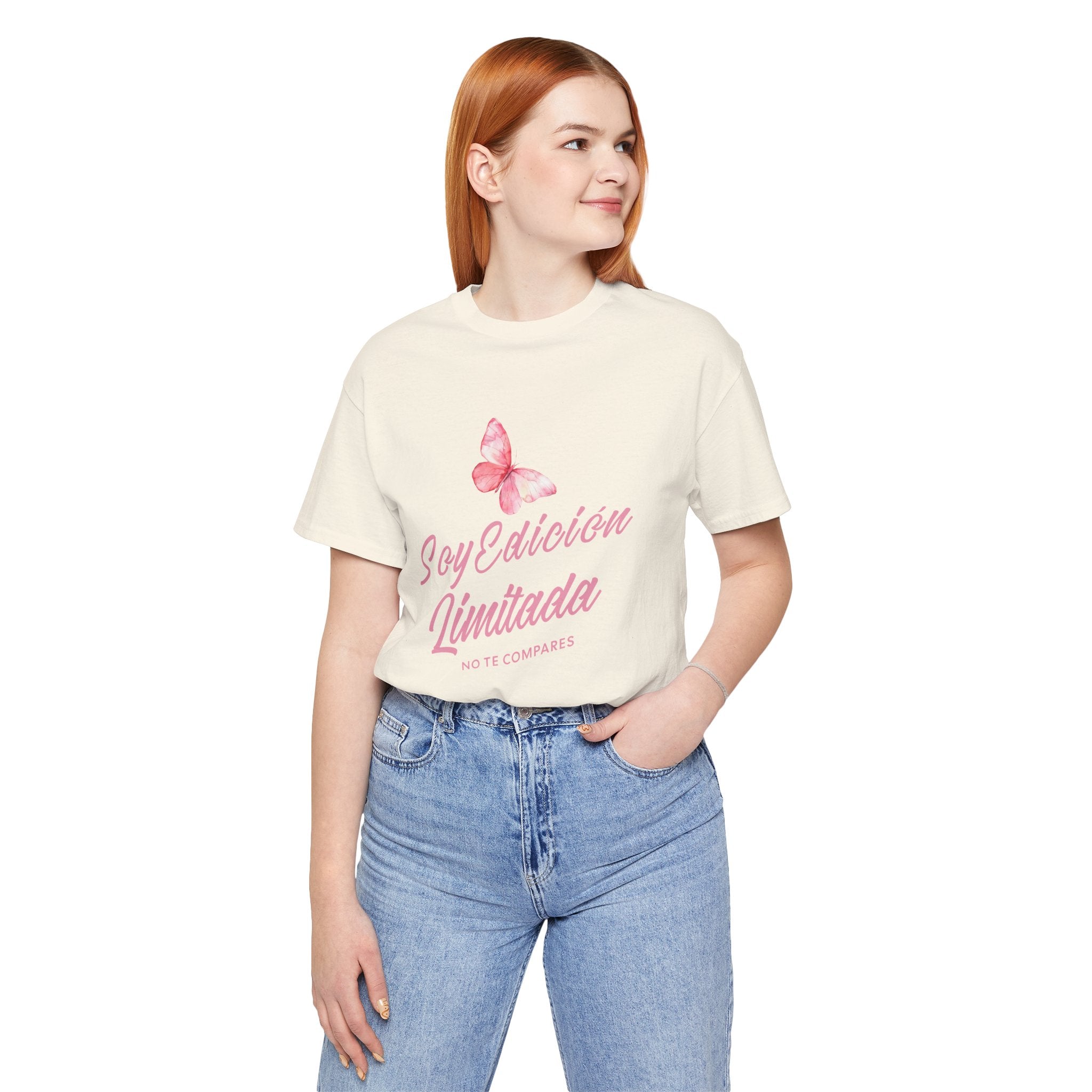 Soy Edición Limitada Tee — Pink Butterfly "No Te Compares" Graphic T-Shirt