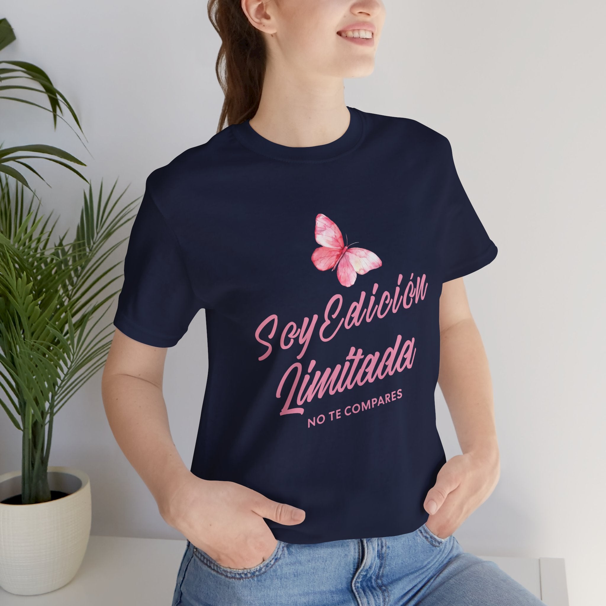 Soy Edición Limitada Tee — Pink Butterfly "No Te Compares" Graphic T-Shirt