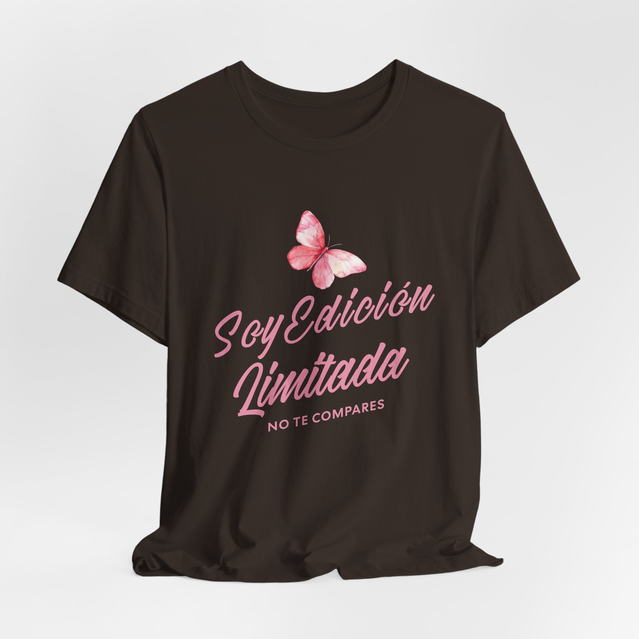 Soy Edición Limitada Tee — Pink Butterfly "No Te Compares" Graphic T-Shirt