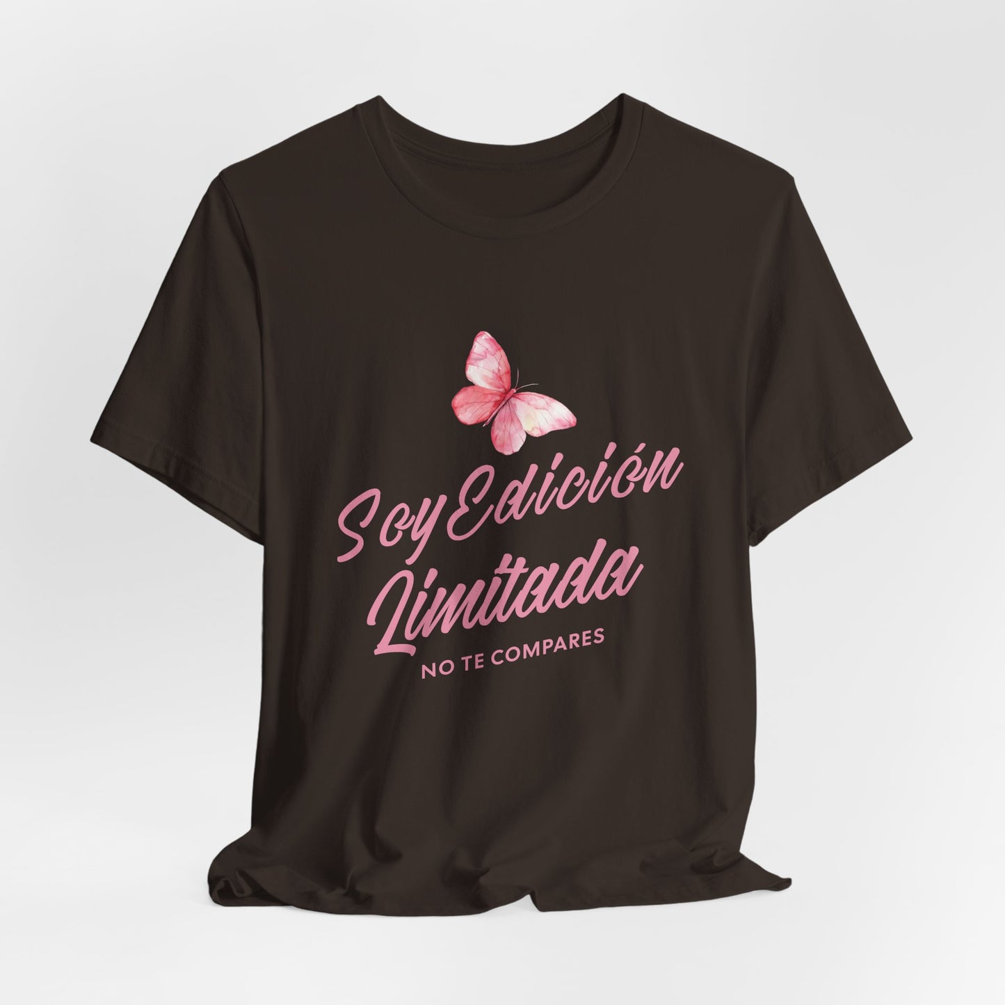 Soy Edición Limitada Tee — Pink Butterfly "No Te Compares" Graphic T-Shirt