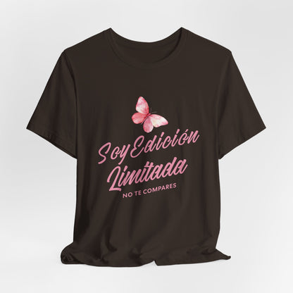 Soy Edición Limitada Tee — Pink Butterfly "No Te Compares" Graphic T-Shirt