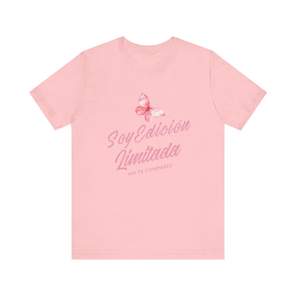 Soy Edición Limitada Tee — Pink Butterfly "No Te Compares" Graphic T-Shirt