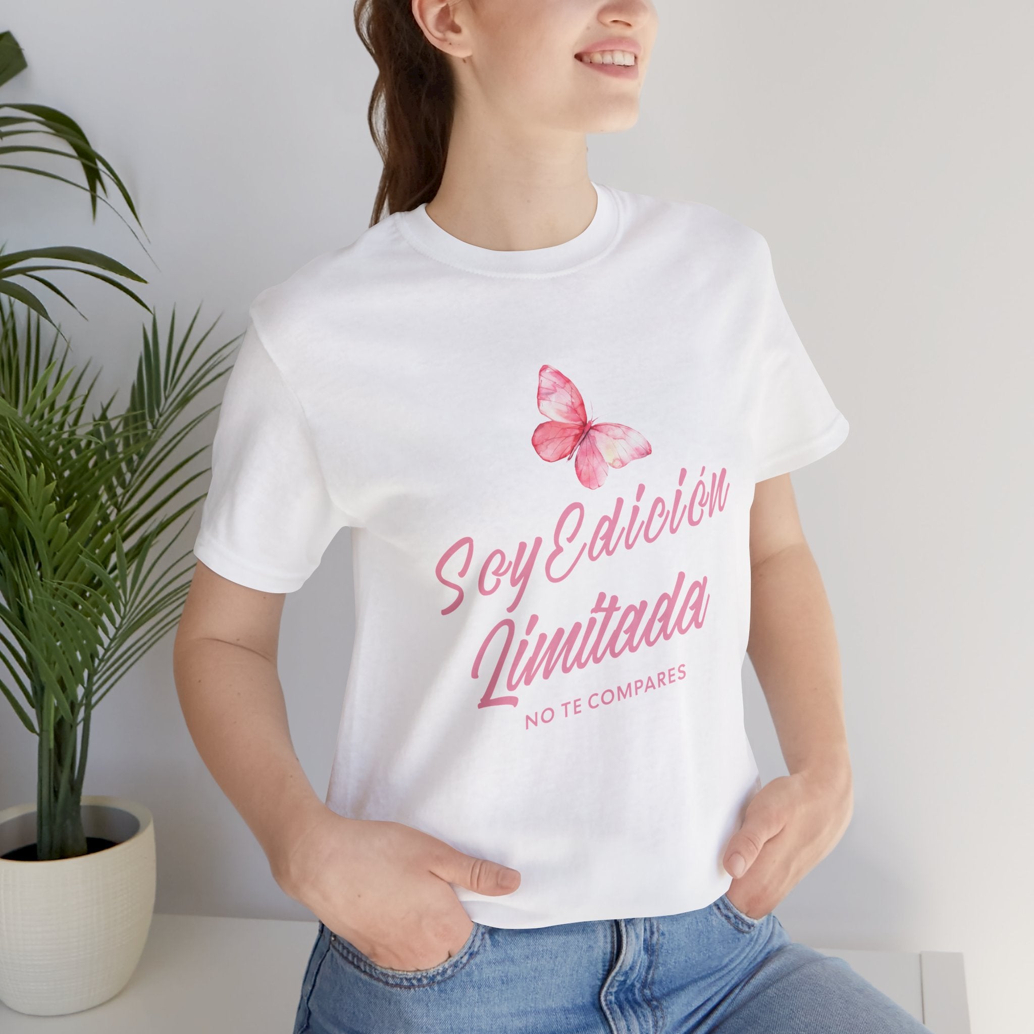 Soy Edición Limitada Tee — Pink Butterfly "No Te Compares" Graphic T-Shirt