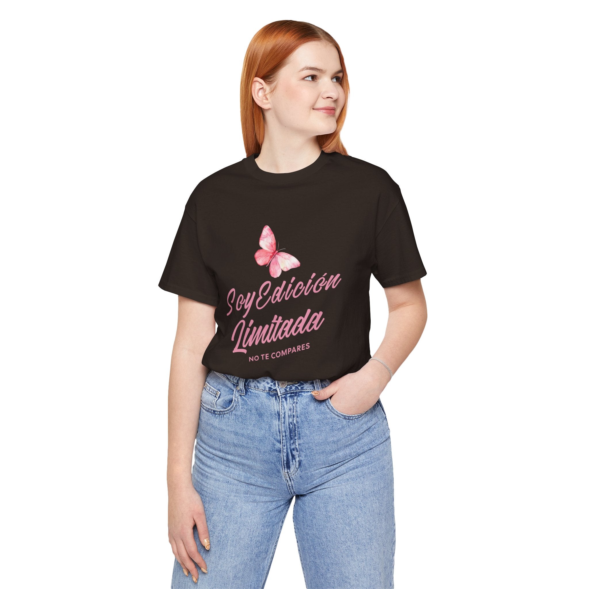 Soy Edición Limitada Tee — Pink Butterfly "No Te Compares" Graphic T-Shirt