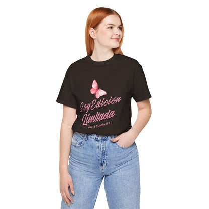 Soy Edición Limitada Tee — Pink Butterfly "No Te Compares" Graphic T-Shirt