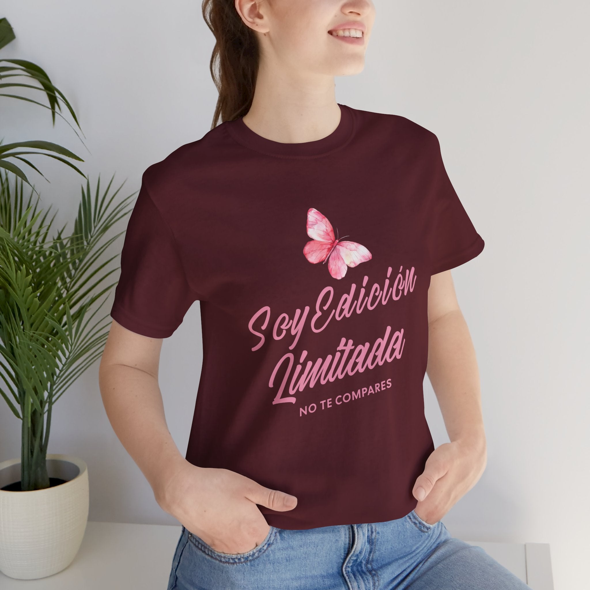 Soy Edición Limitada Tee — Pink Butterfly "No Te Compares" Graphic T-Shirt