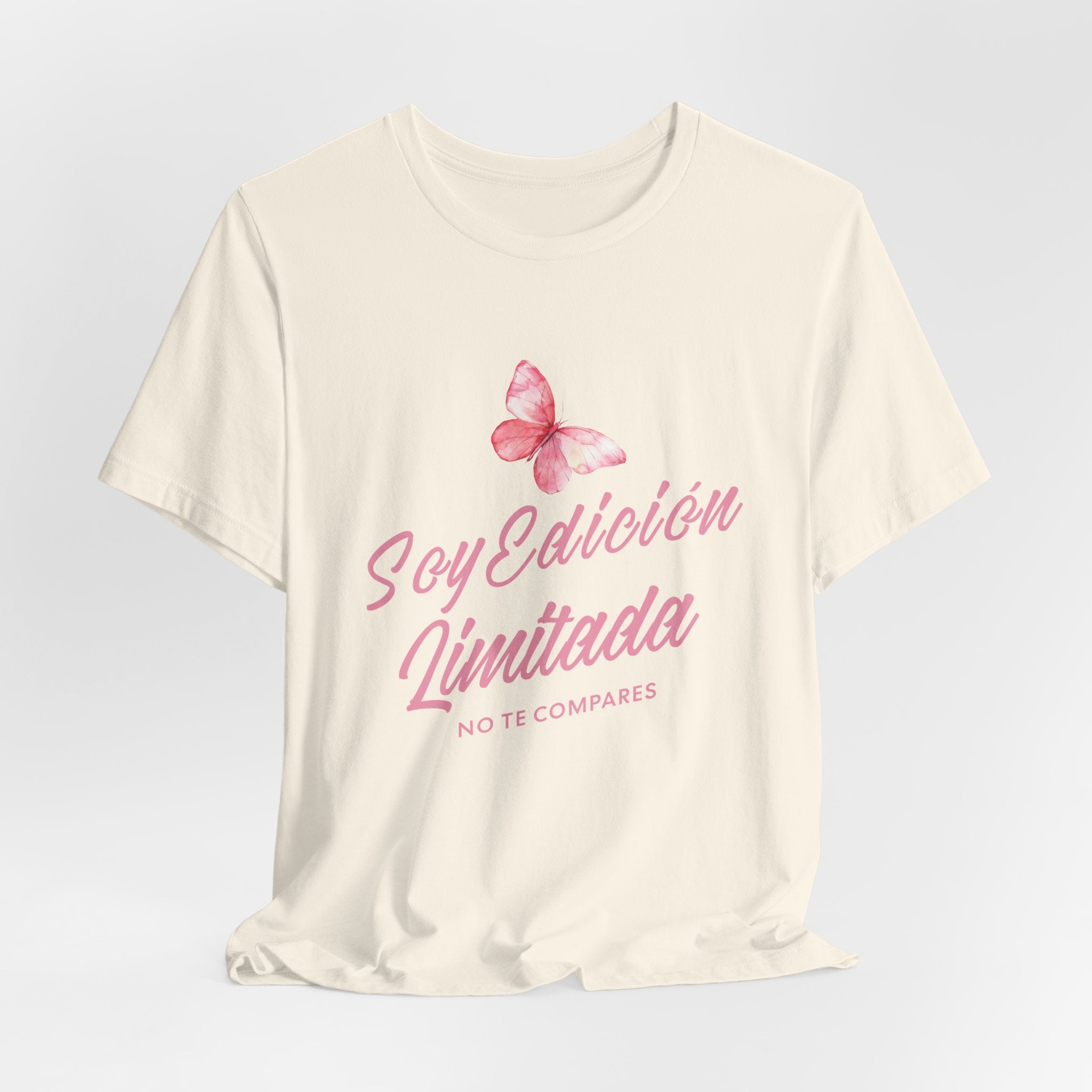 Soy Edición Limitada Tee — Pink Butterfly "No Te Compares" Graphic T-Shirt