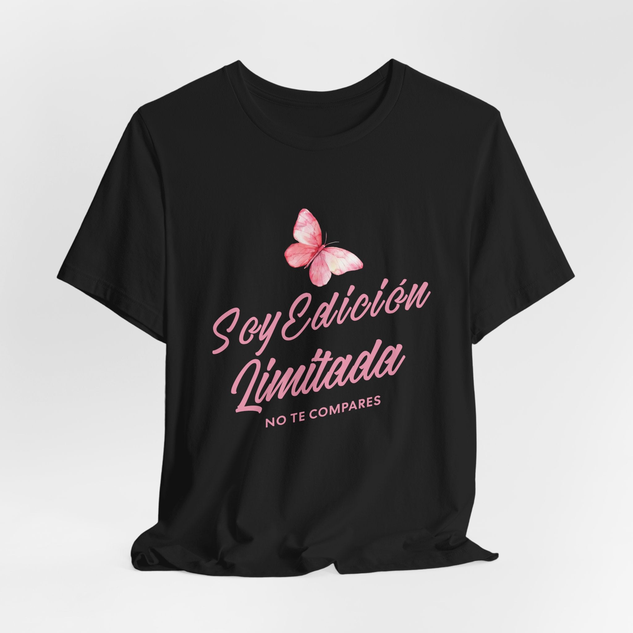 Soy Edición Limitada Tee — Pink Butterfly "No Te Compares" Graphic T-Shirt