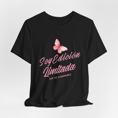 Soy Edición Limitada Tee — Pink Butterfly "No Te Compares" Graphic T-Shirt