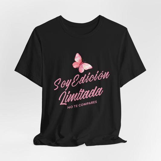 Soy Edición Limitada Tee — Pink Butterfly "No Te Compares" Graphic T-Shirt