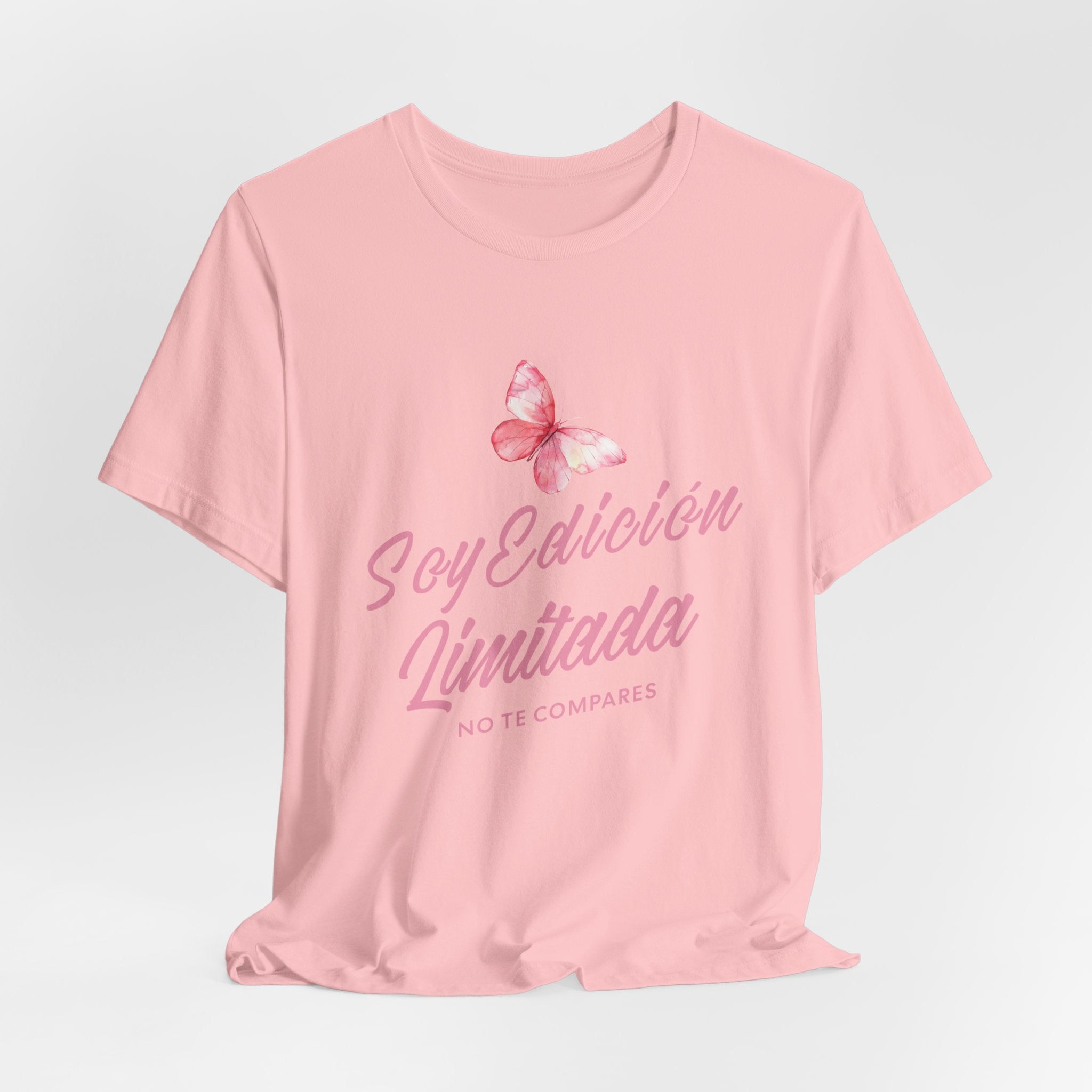 Soy Edición Limitada Tee — Pink Butterfly "No Te Compares" Graphic T-Shirt