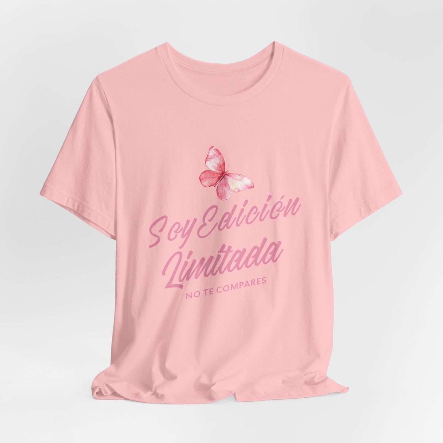 Soy Edición Limitada Tee — Pink Butterfly "No Te Compares" Graphic T-Shirt