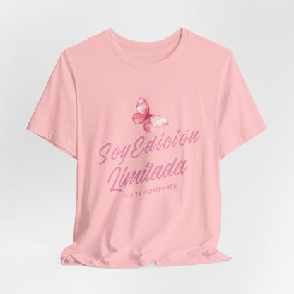 Soy Edición Limitada Tee — Pink Butterfly "No Te Compares" Graphic T-Shirt