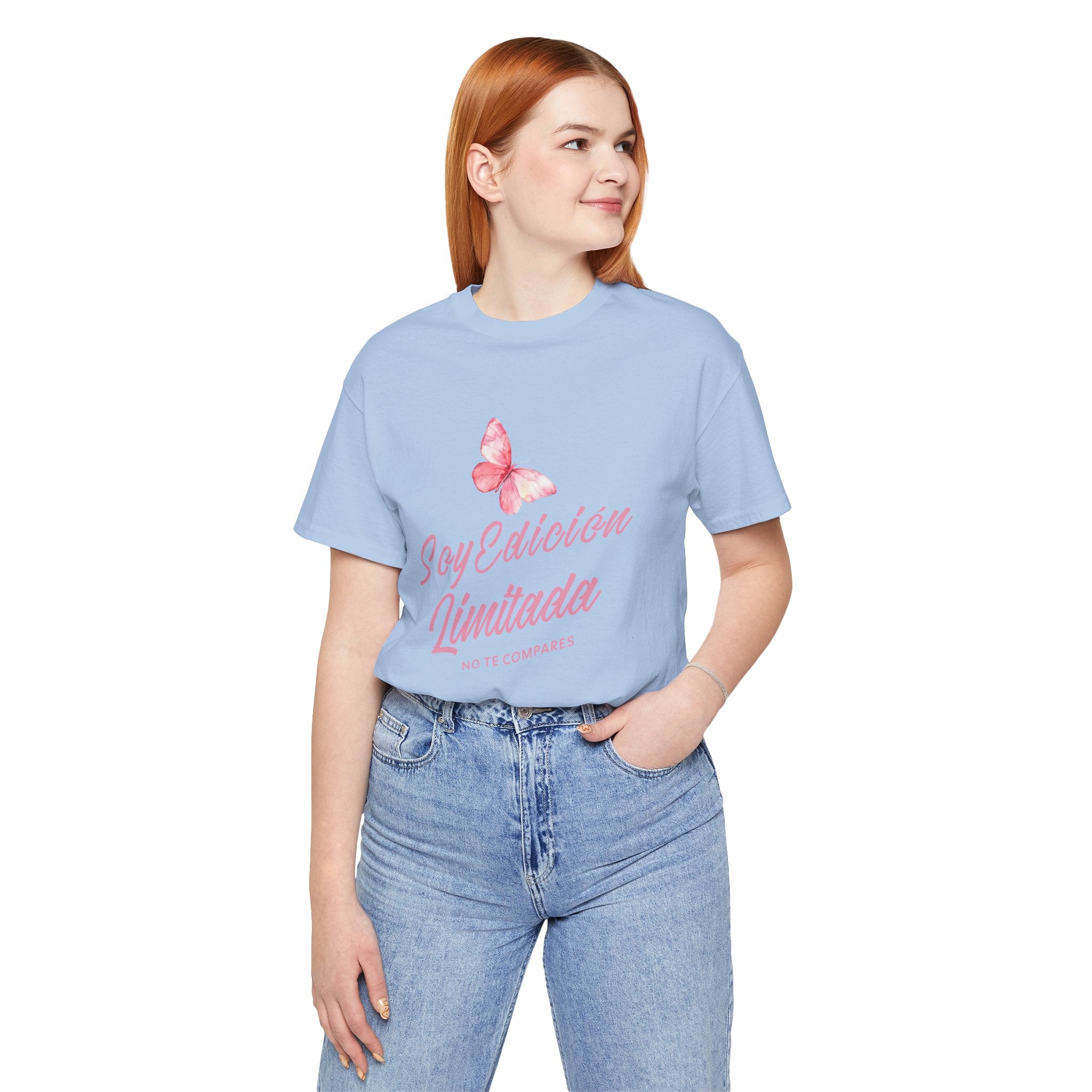 Soy Edición Limitada Tee — Pink Butterfly "No Te Compares" Graphic T-Shirt