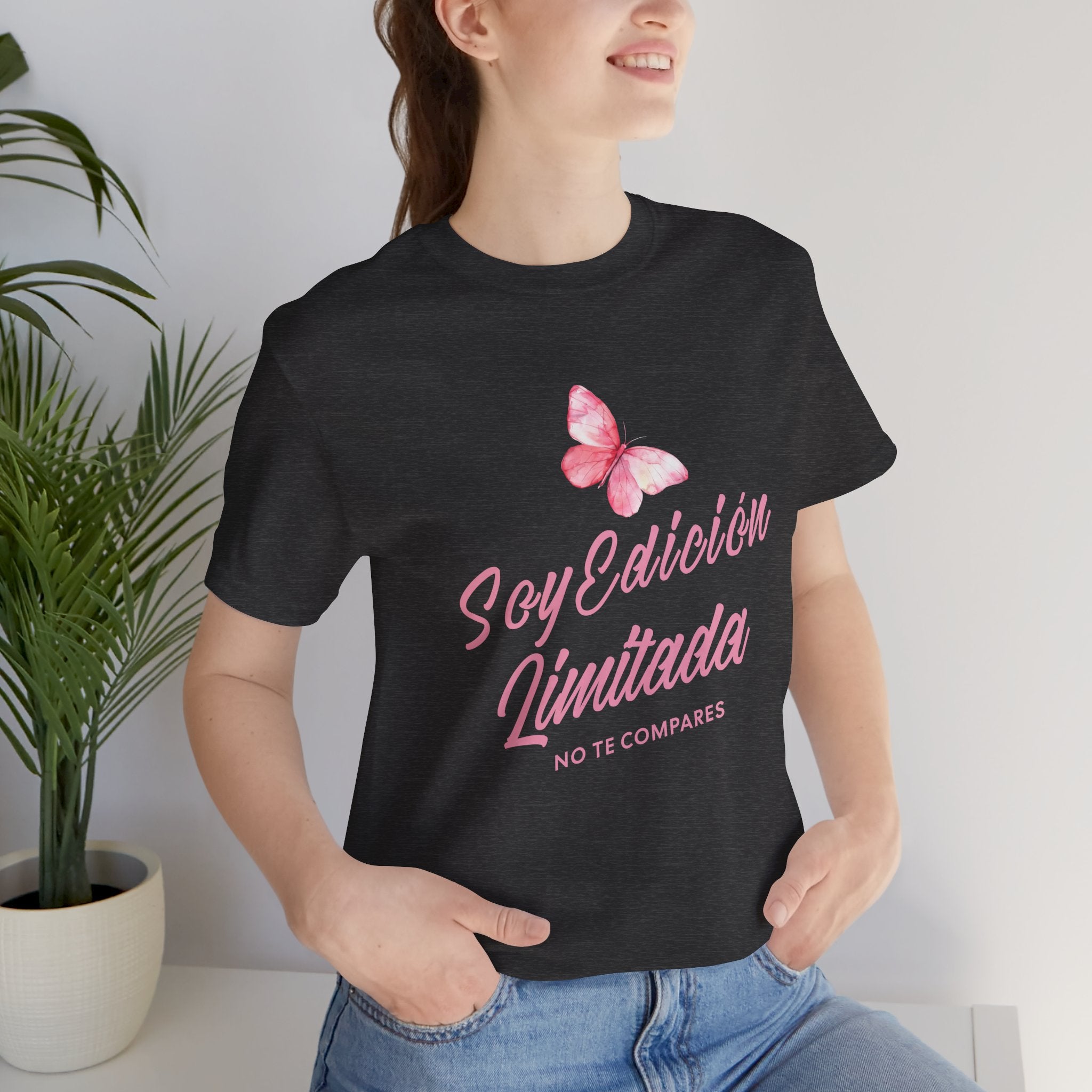 Soy Edición Limitada Tee — Pink Butterfly "No Te Compares" Graphic T-Shirt