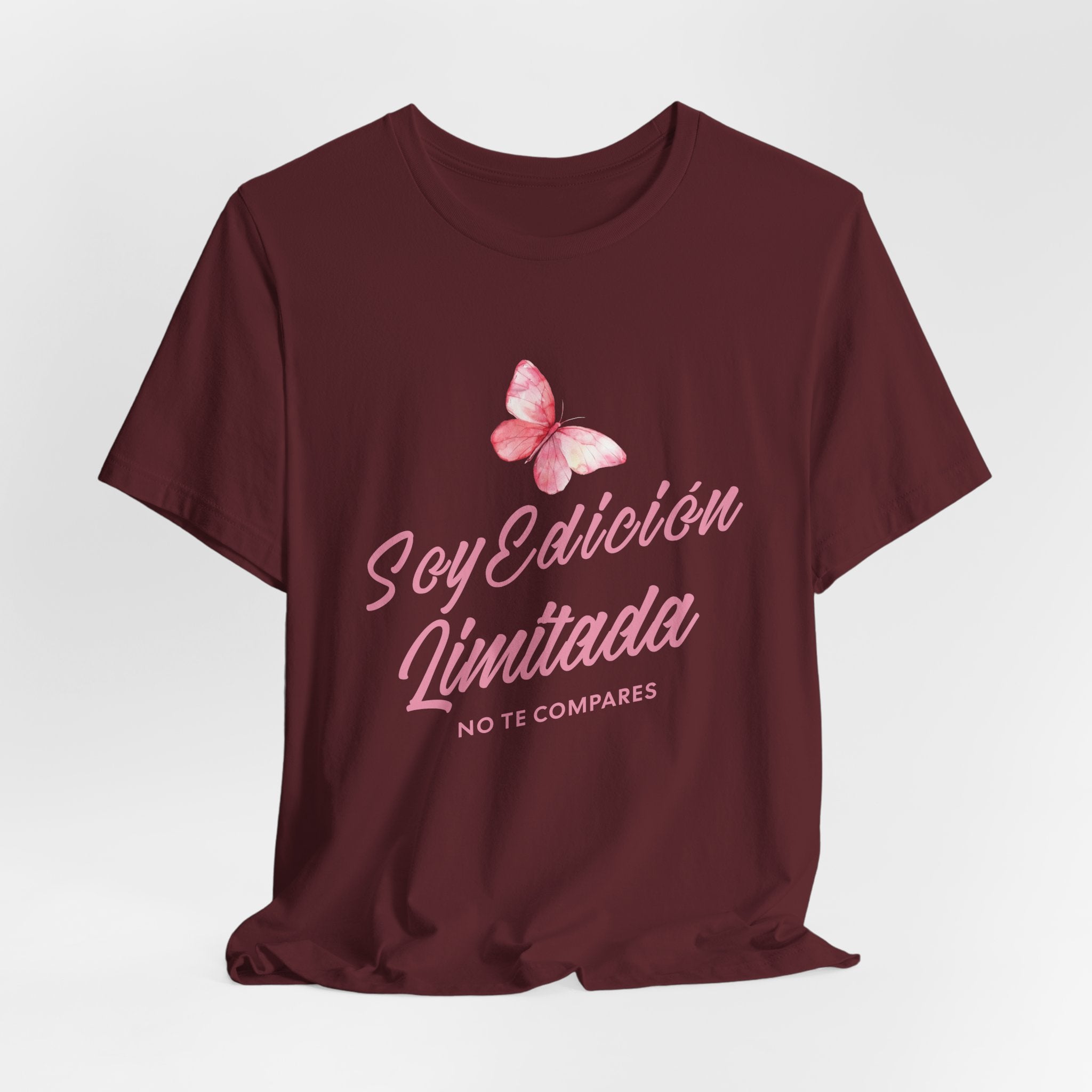 Soy Edición Limitada Tee — Pink Butterfly "No Te Compares" Graphic T-Shirt