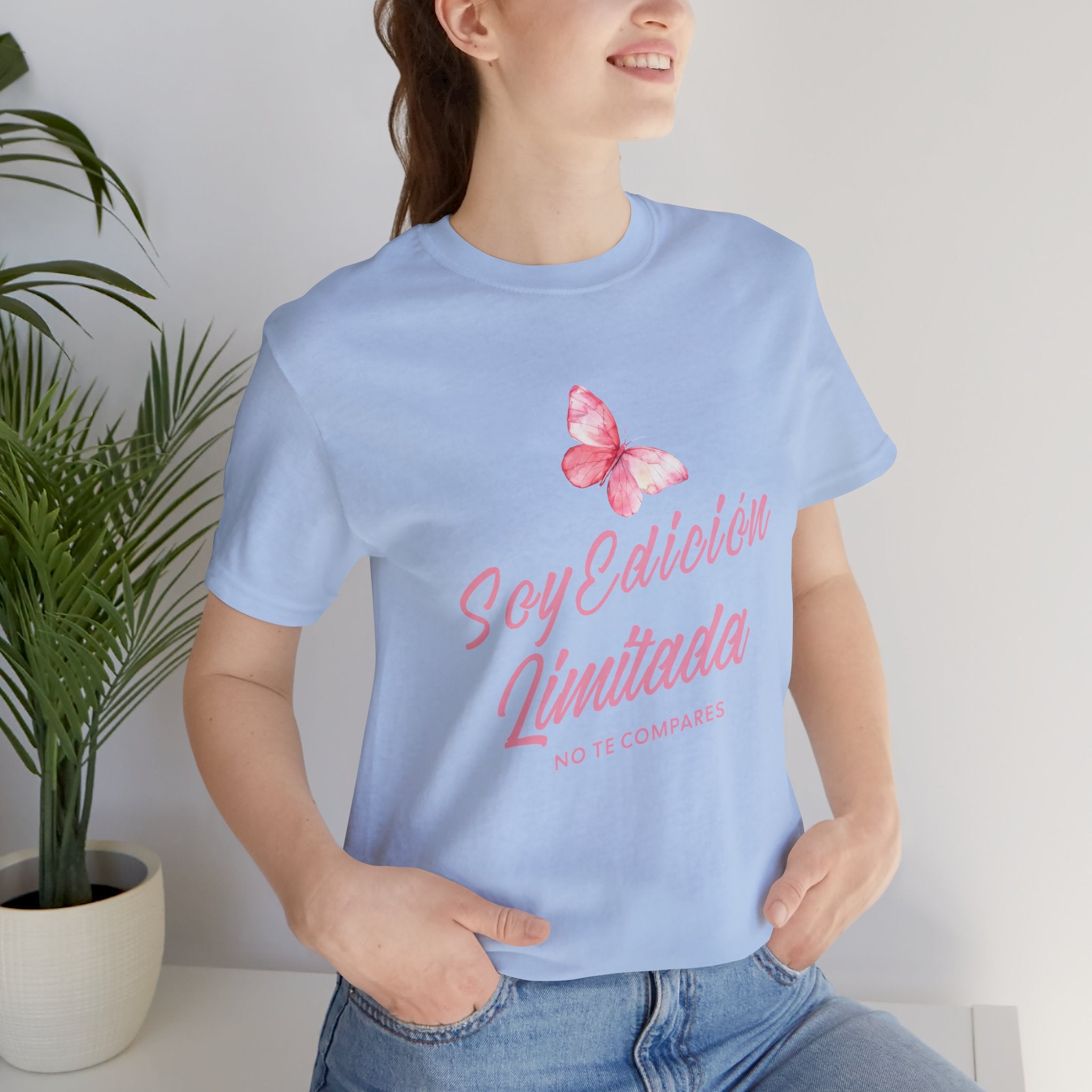 Soy Edición Limitada Tee — Pink Butterfly "No Te Compares" Graphic T-Shirt