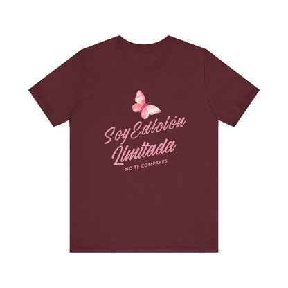 Soy Edición Limitada Tee — Pink Butterfly "No Te Compares" Graphic T-Shirt