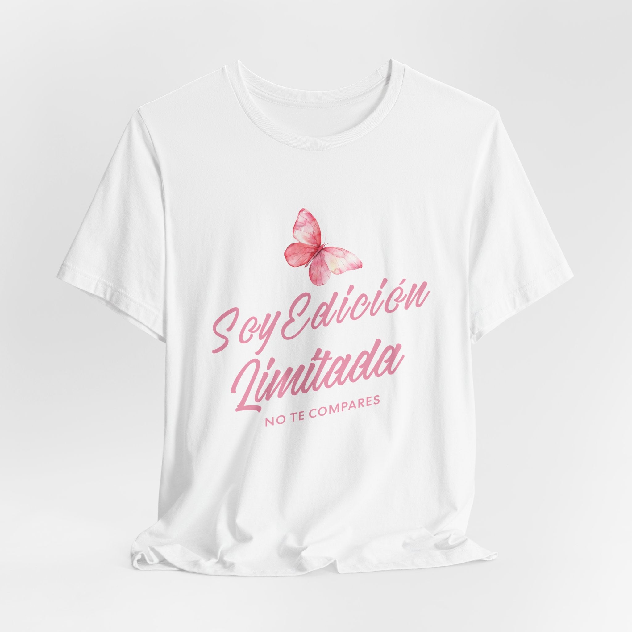Soy Edición Limitada Tee — Pink Butterfly "No Te Compares" Graphic T-Shirt
