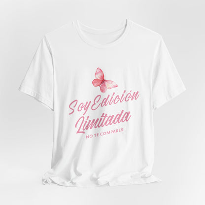 Soy Edición Limitada Tee — Pink Butterfly "No Te Compares" Graphic T-Shirt
