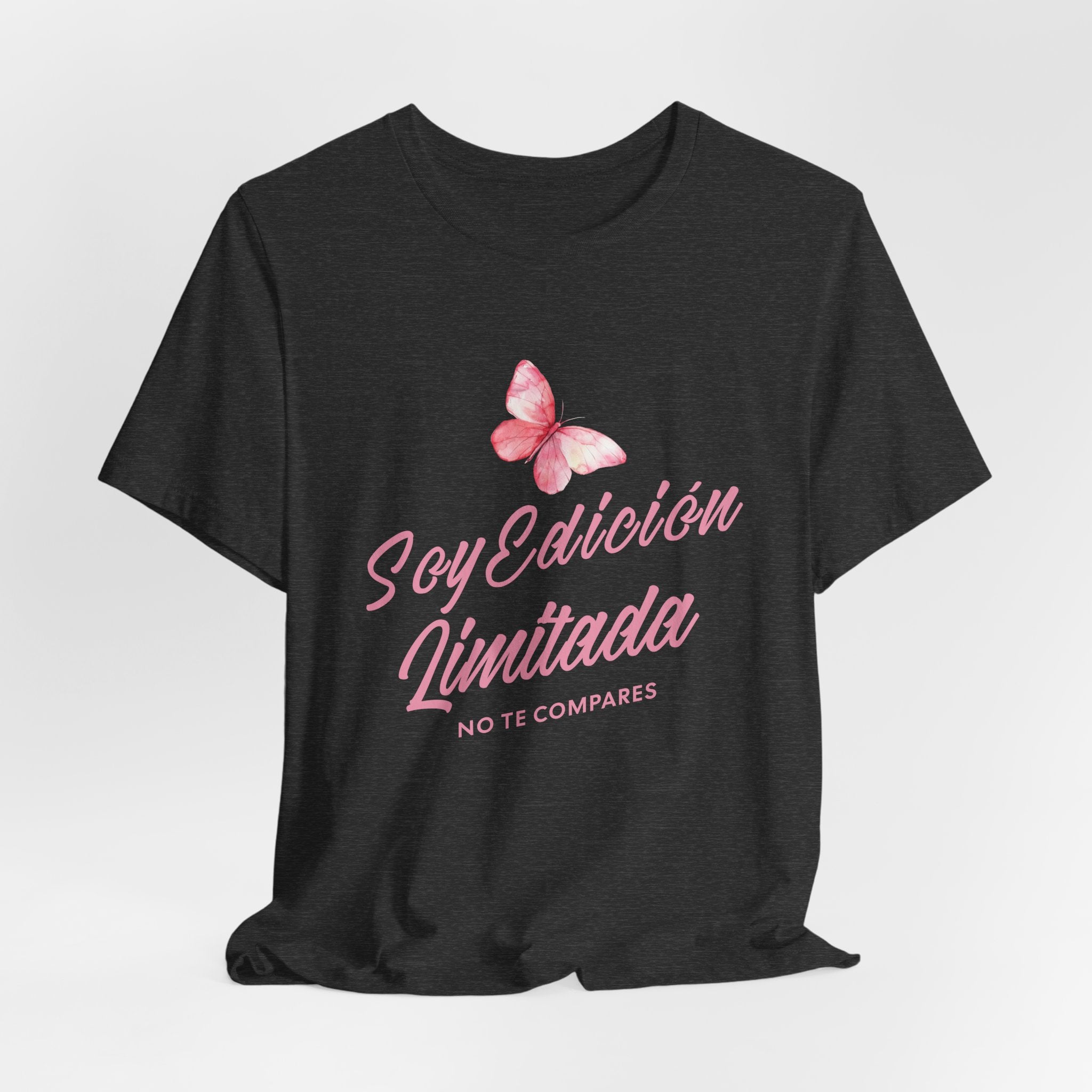 Soy Edición Limitada Tee — Pink Butterfly "No Te Compares" Graphic T-Shirt