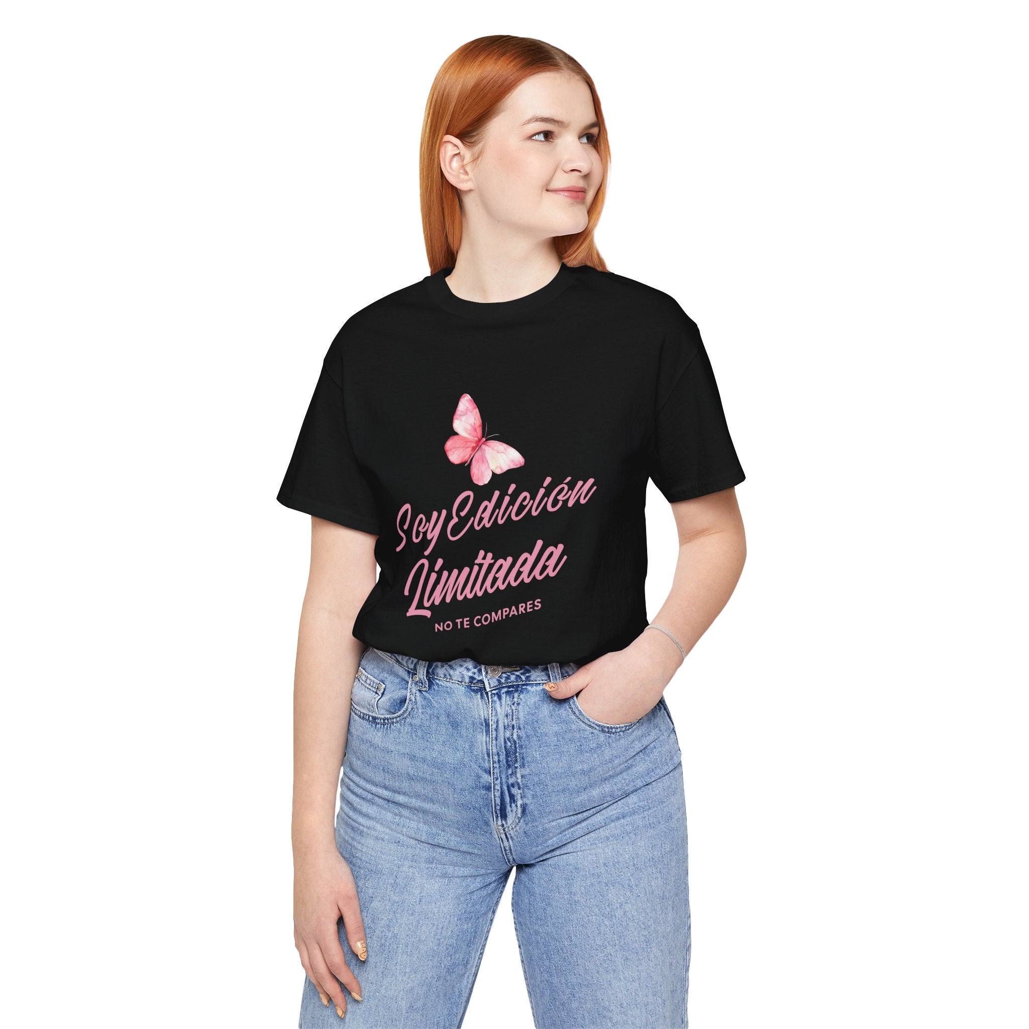 Soy Edición Limitada Tee — Pink Butterfly "No Te Compares" Graphic T-Shirt