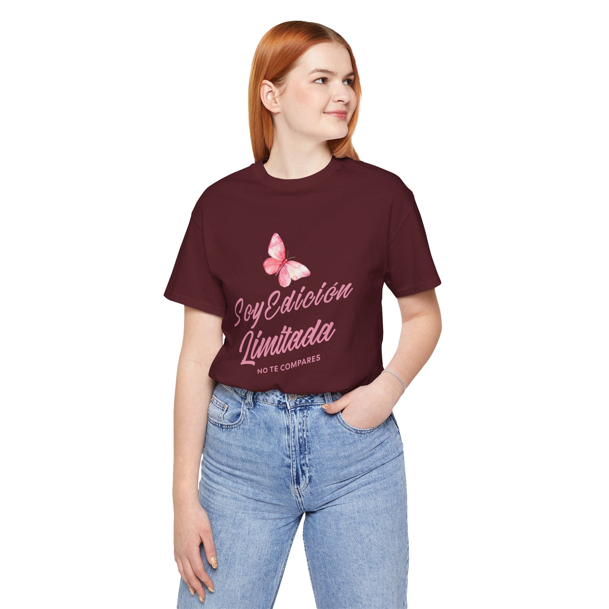 Soy Edición Limitada Tee — Pink Butterfly "No Te Compares" Graphic T-Shirt