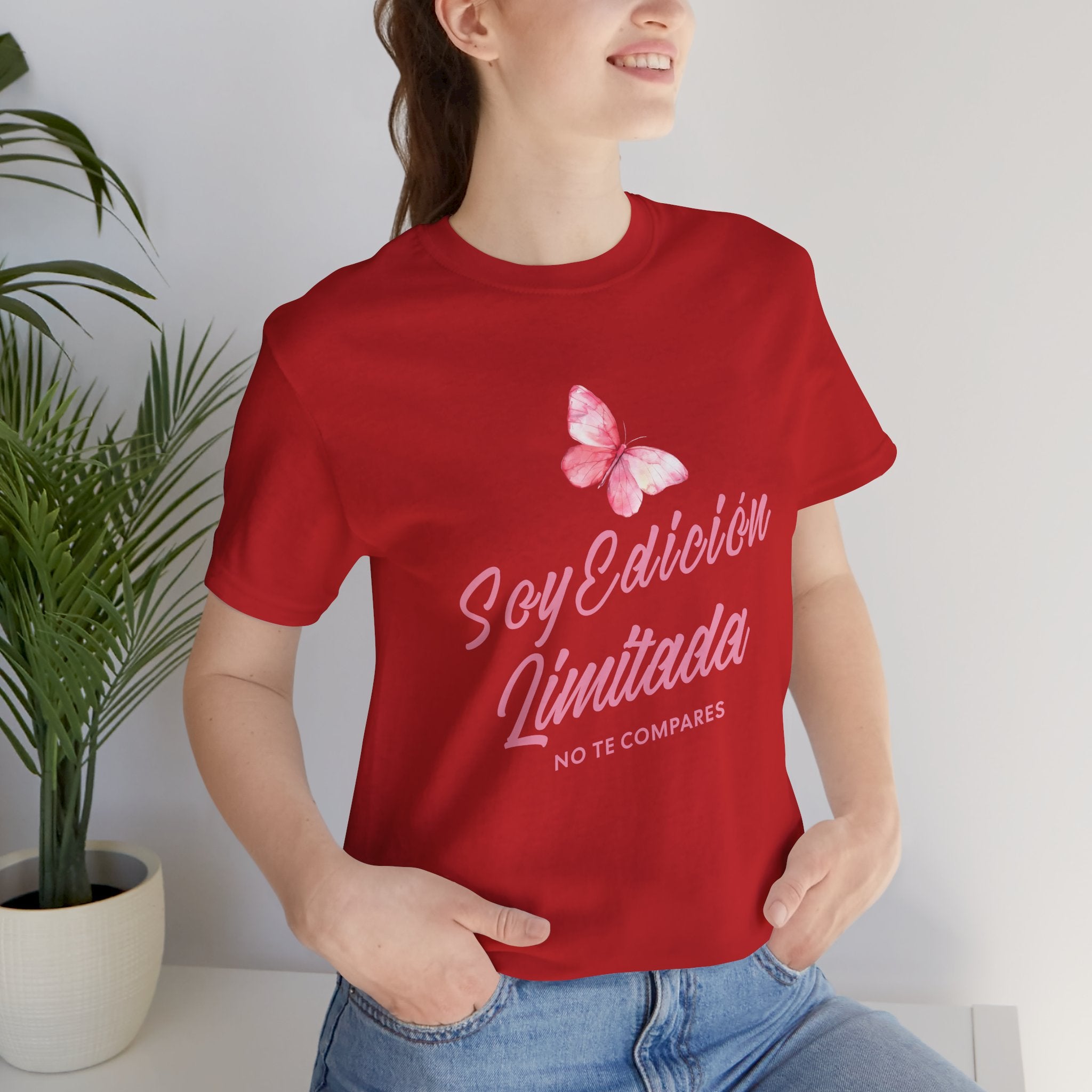 Soy Edición Limitada Tee — Pink Butterfly "No Te Compares" Graphic T-Shirt