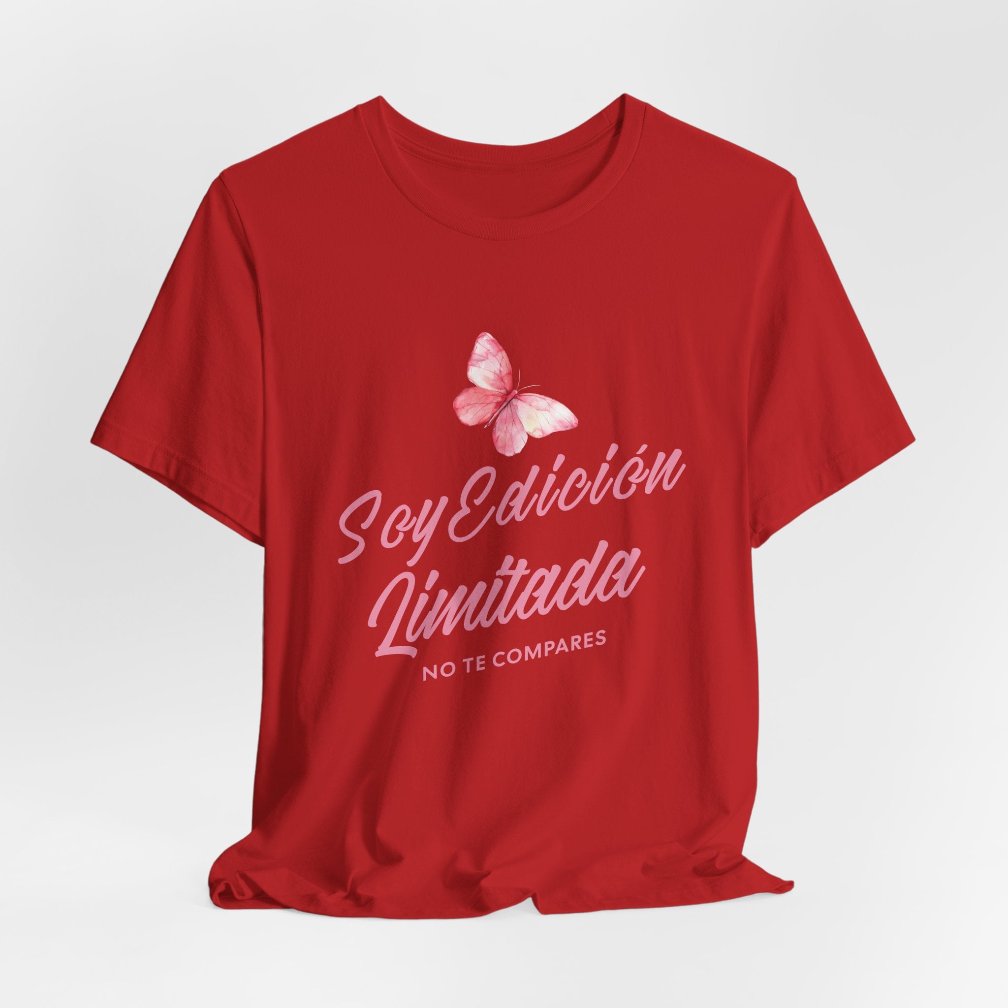 Soy Edición Limitada Tee — Pink Butterfly "No Te Compares" Graphic T-Shirt