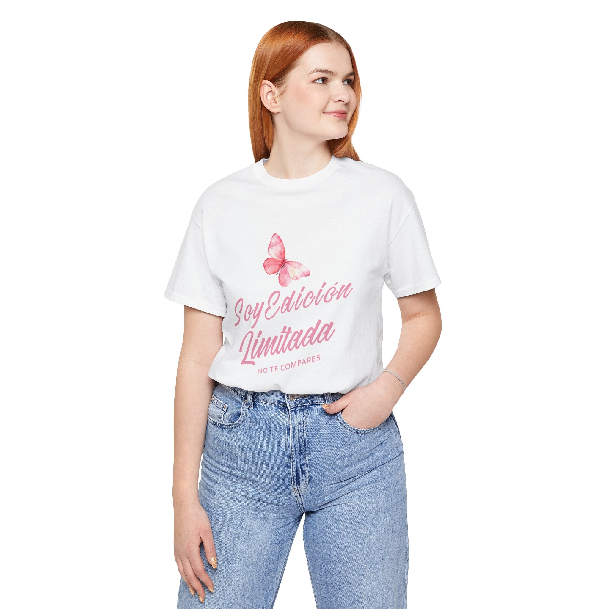 Soy Edición Limitada Tee — Pink Butterfly "No Te Compares" Graphic T-Shirt