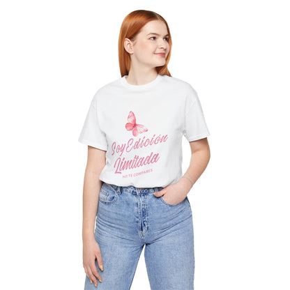 Soy Edición Limitada Tee — Pink Butterfly "No Te Compares" Graphic T-Shirt