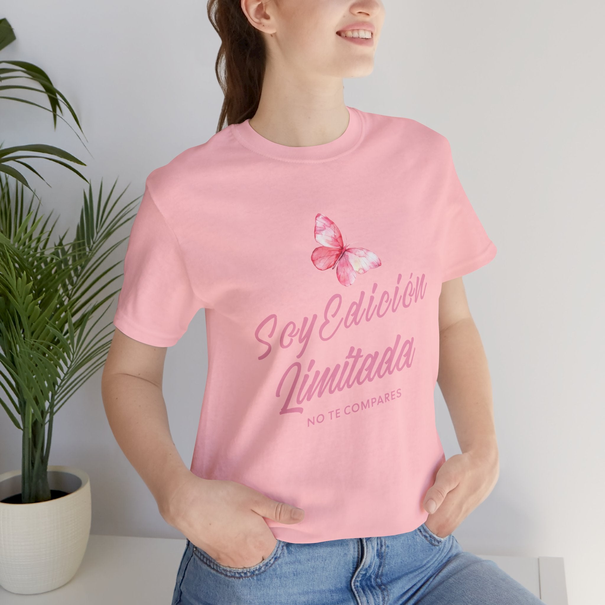 Soy Edición Limitada Tee — Pink Butterfly "No Te Compares" Graphic T-Shirt