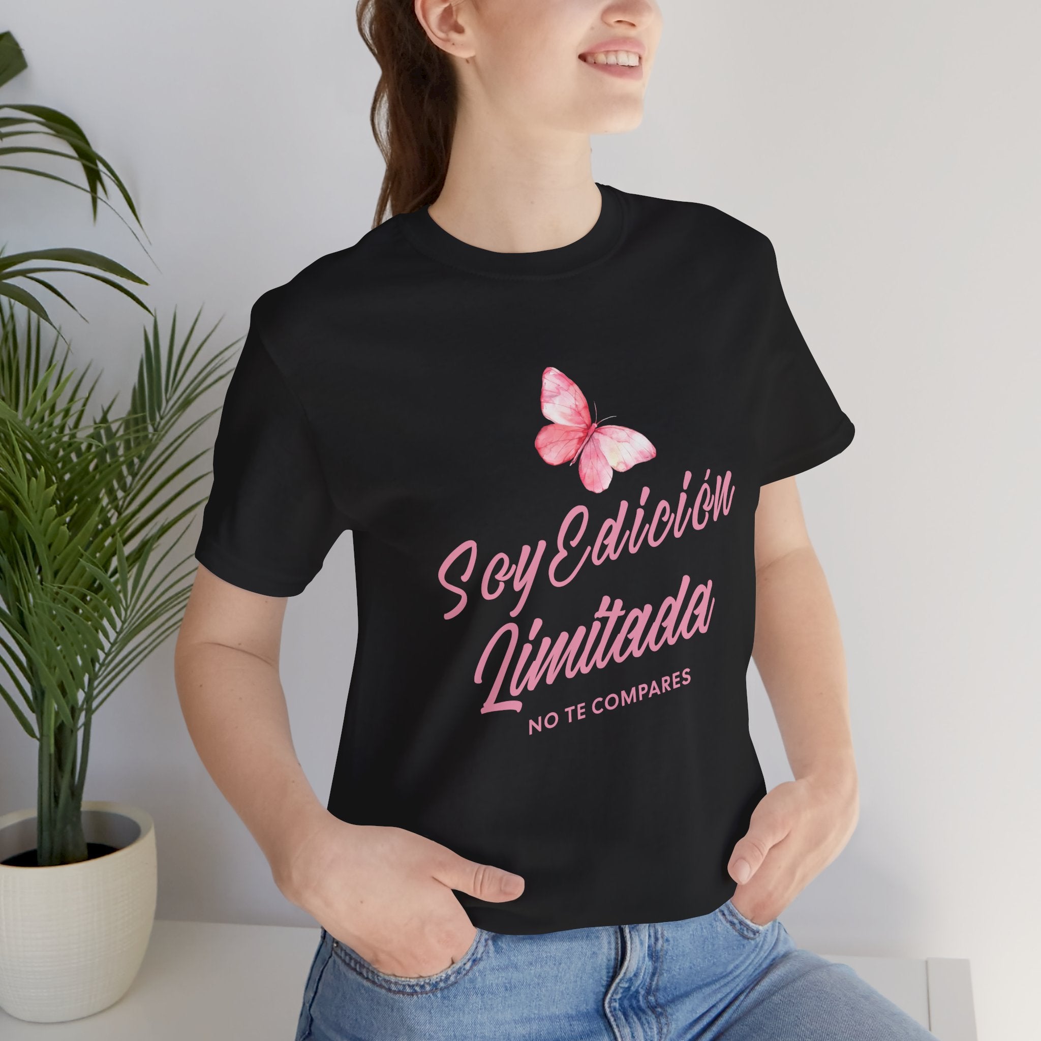 Soy Edición Limitada Tee — Pink Butterfly "No Te Compares" Graphic T-Shirt