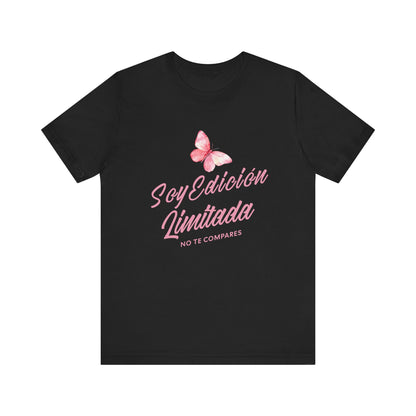 Soy Edición Limitada Tee — Pink Butterfly "No Te Compares" Graphic T-Shirt