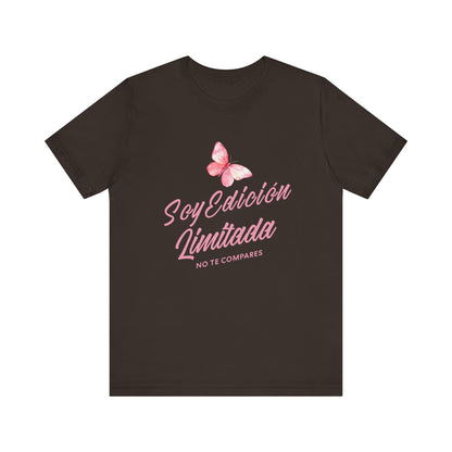 Soy Edición Limitada Tee — Pink Butterfly "No Te Compares" Graphic T-Shirt