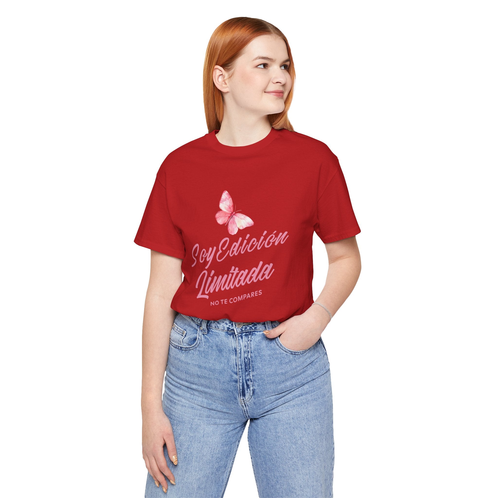 Soy Edición Limitada Tee — Pink Butterfly "No Te Compares" Graphic T-Shirt