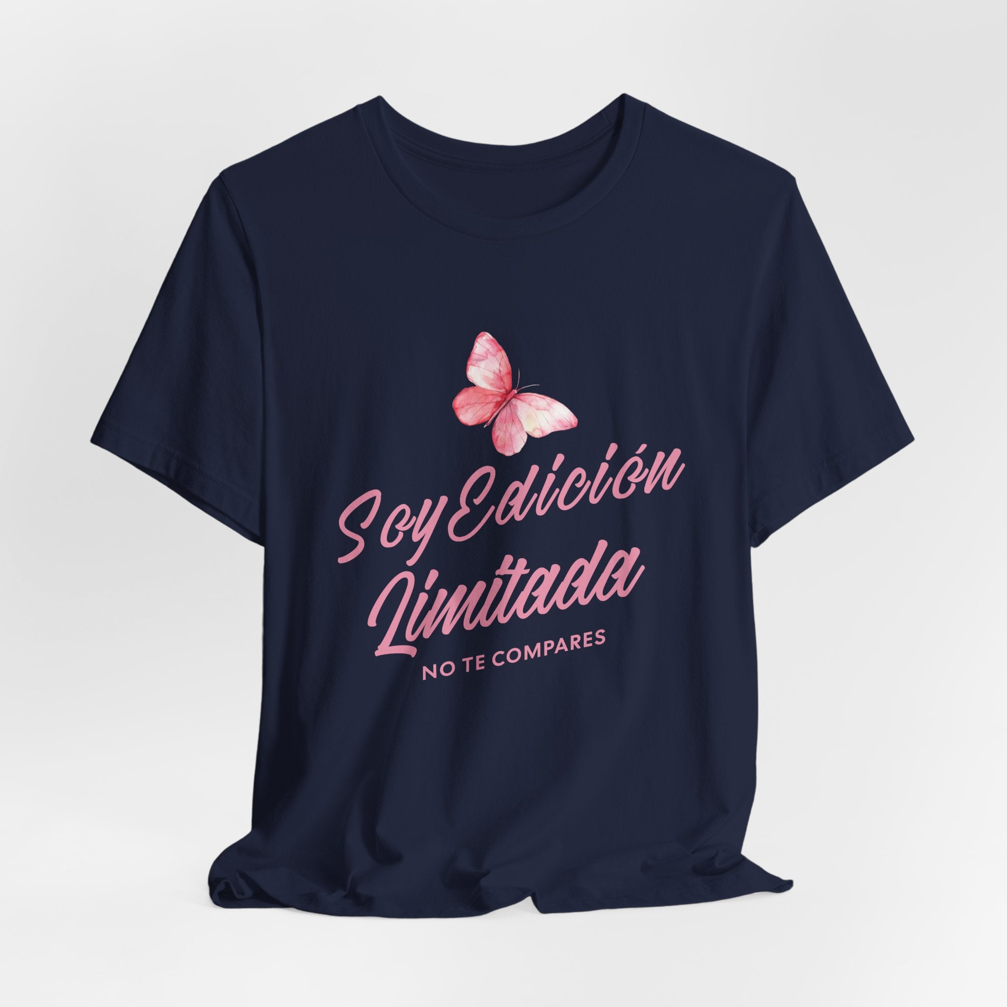 Soy Edición Limitada Tee — Pink Butterfly "No Te Compares" Graphic T-Shirt