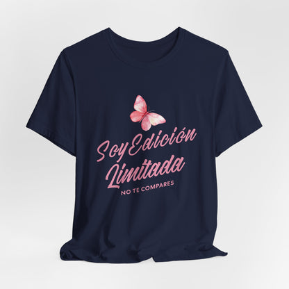 Soy Edición Limitada Tee — Pink Butterfly "No Te Compares" Graphic T-Shirt