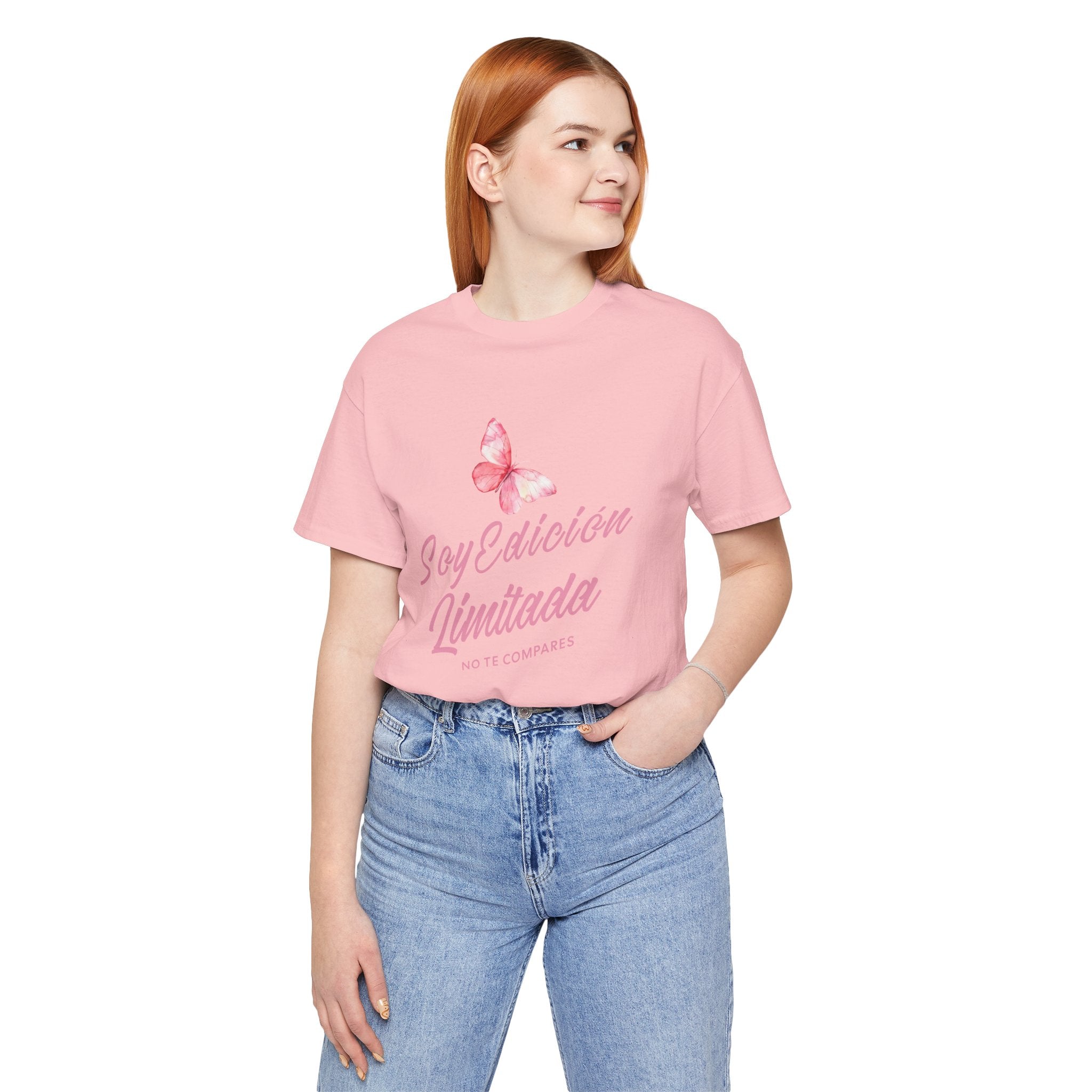 Soy Edición Limitada Tee — Pink Butterfly "No Te Compares" Graphic T-Shirt