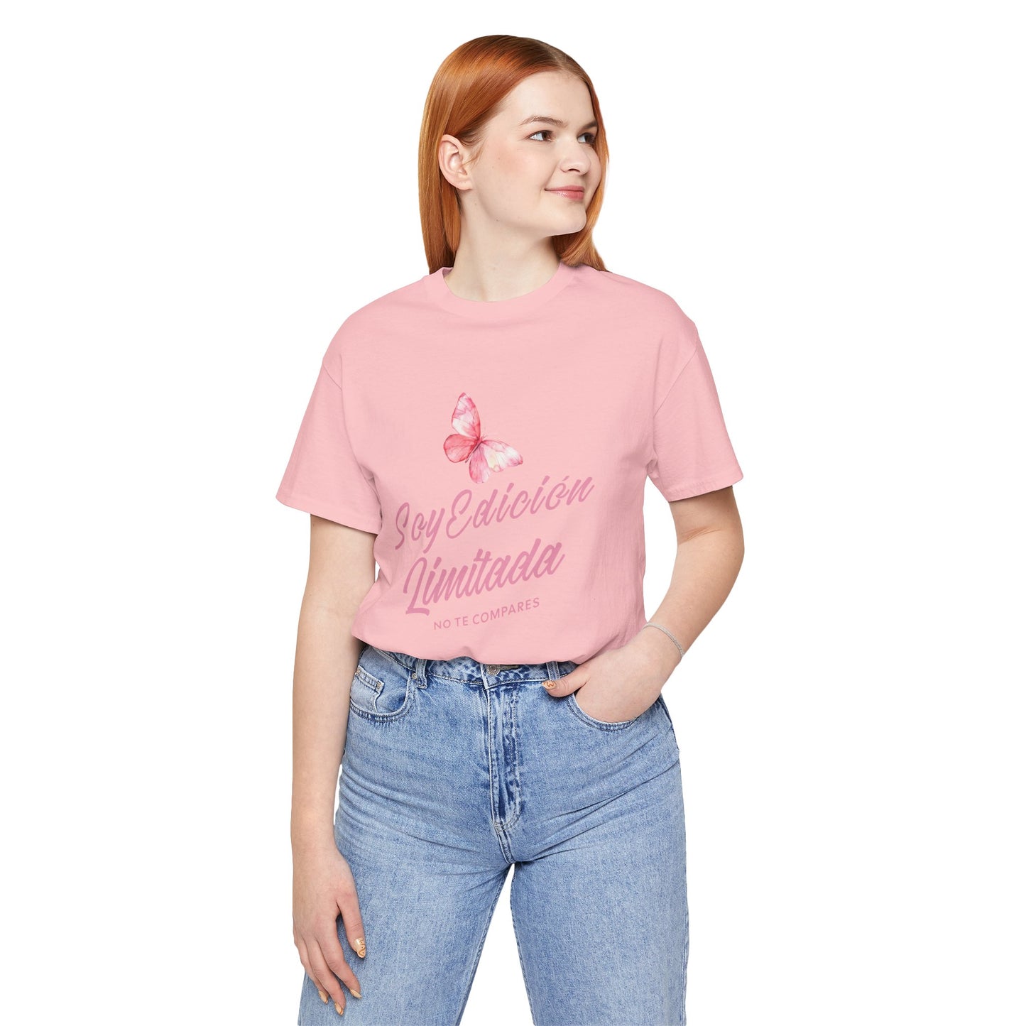 Soy Edición Limitada Tee — Pink Butterfly "No Te Compares" Graphic T-Shirt