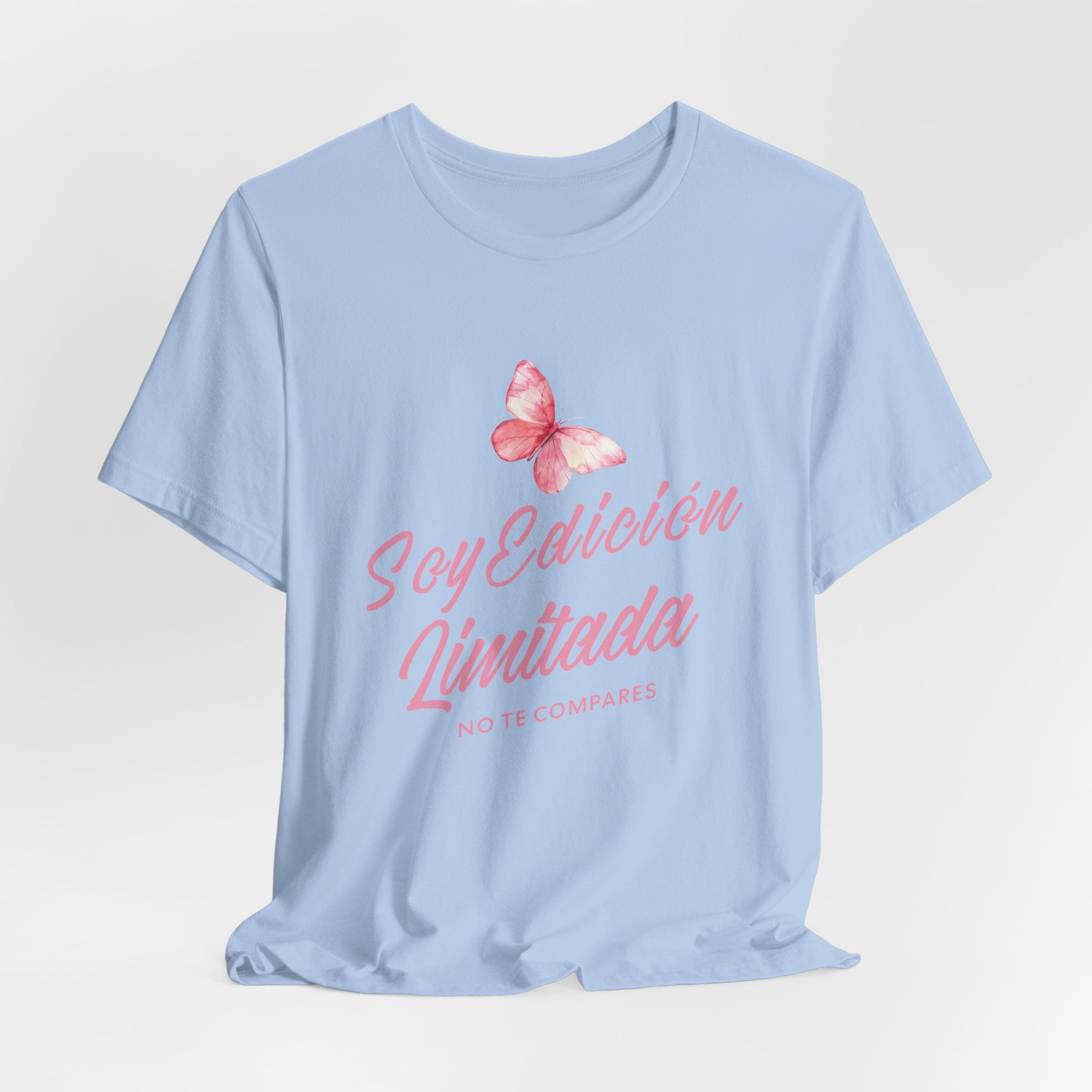 Soy Edición Limitada Tee — Pink Butterfly "No Te Compares" Graphic T-Shirt