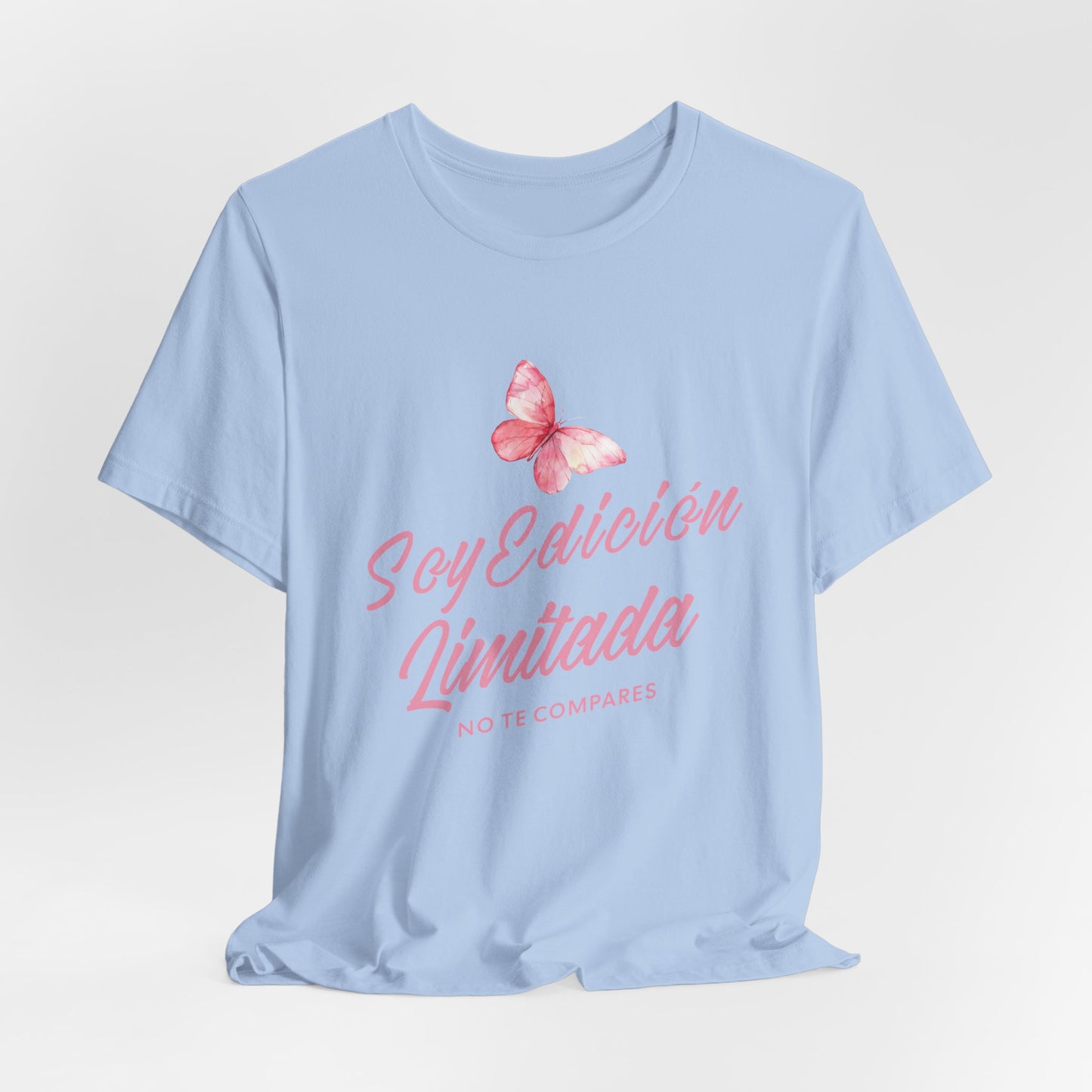 Soy Edición Limitada Tee — Pink Butterfly "No Te Compares" Graphic T-Shirt