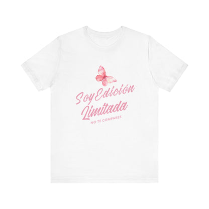 Soy Edición Limitada Tee — Pink Butterfly "No Te Compares" Graphic T-Shirt