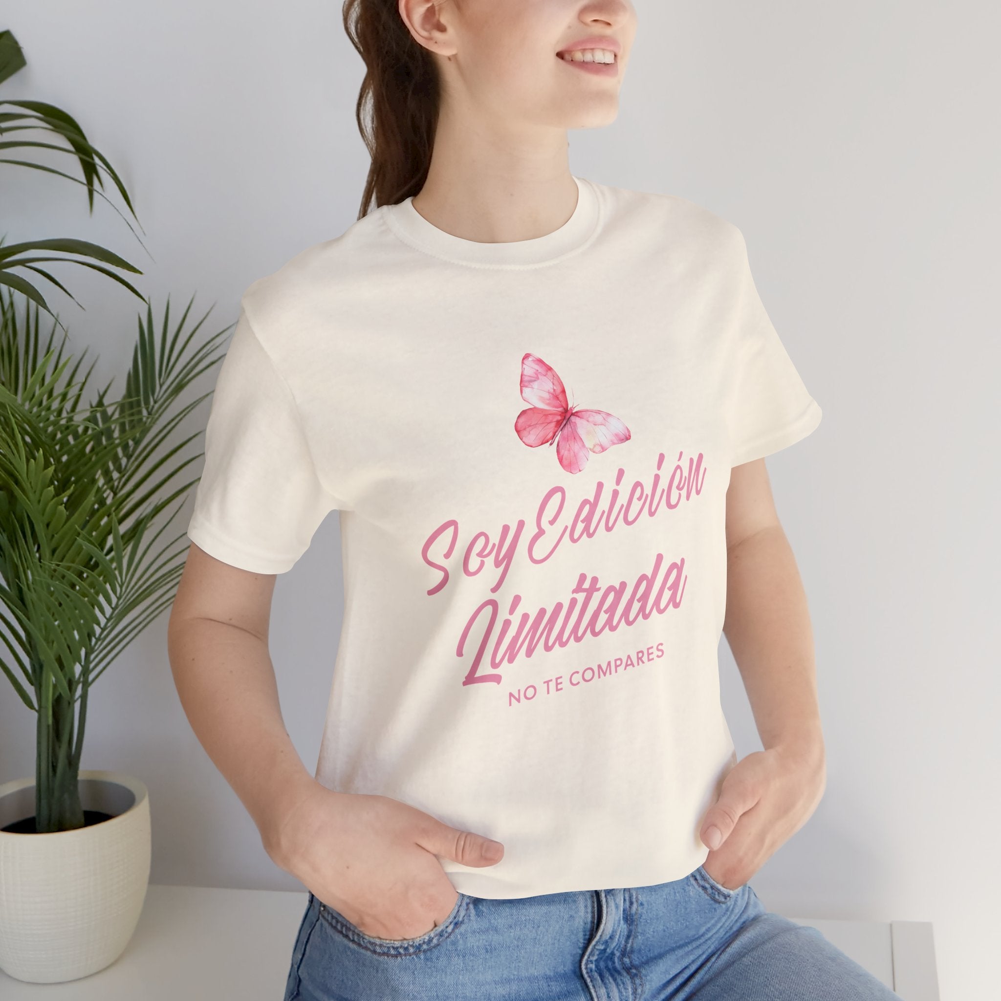 Soy Edición Limitada Tee — Pink Butterfly "No Te Compares" Graphic T-Shirt