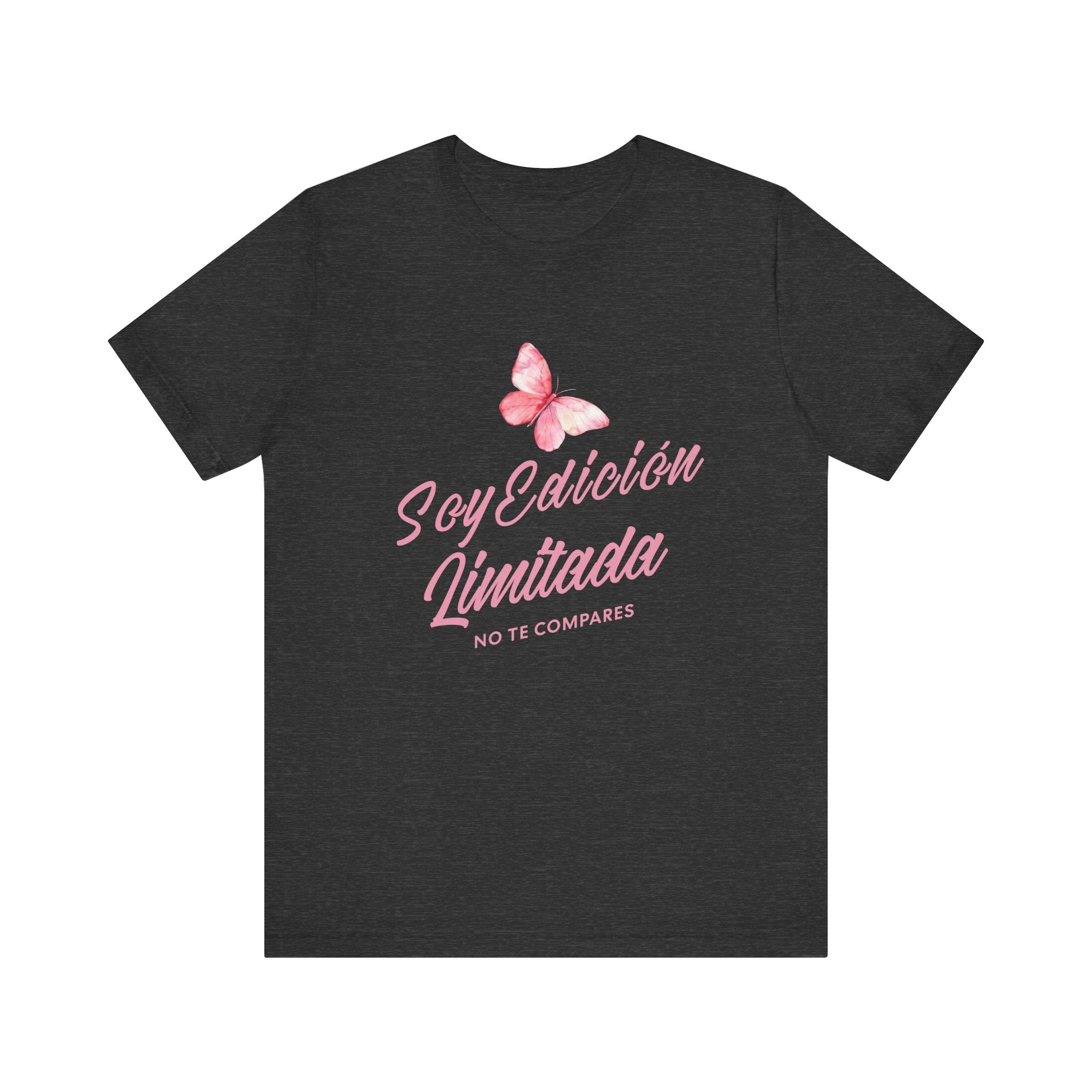 Soy Edición Limitada Tee — Pink Butterfly "No Te Compares" Graphic T-Shirt