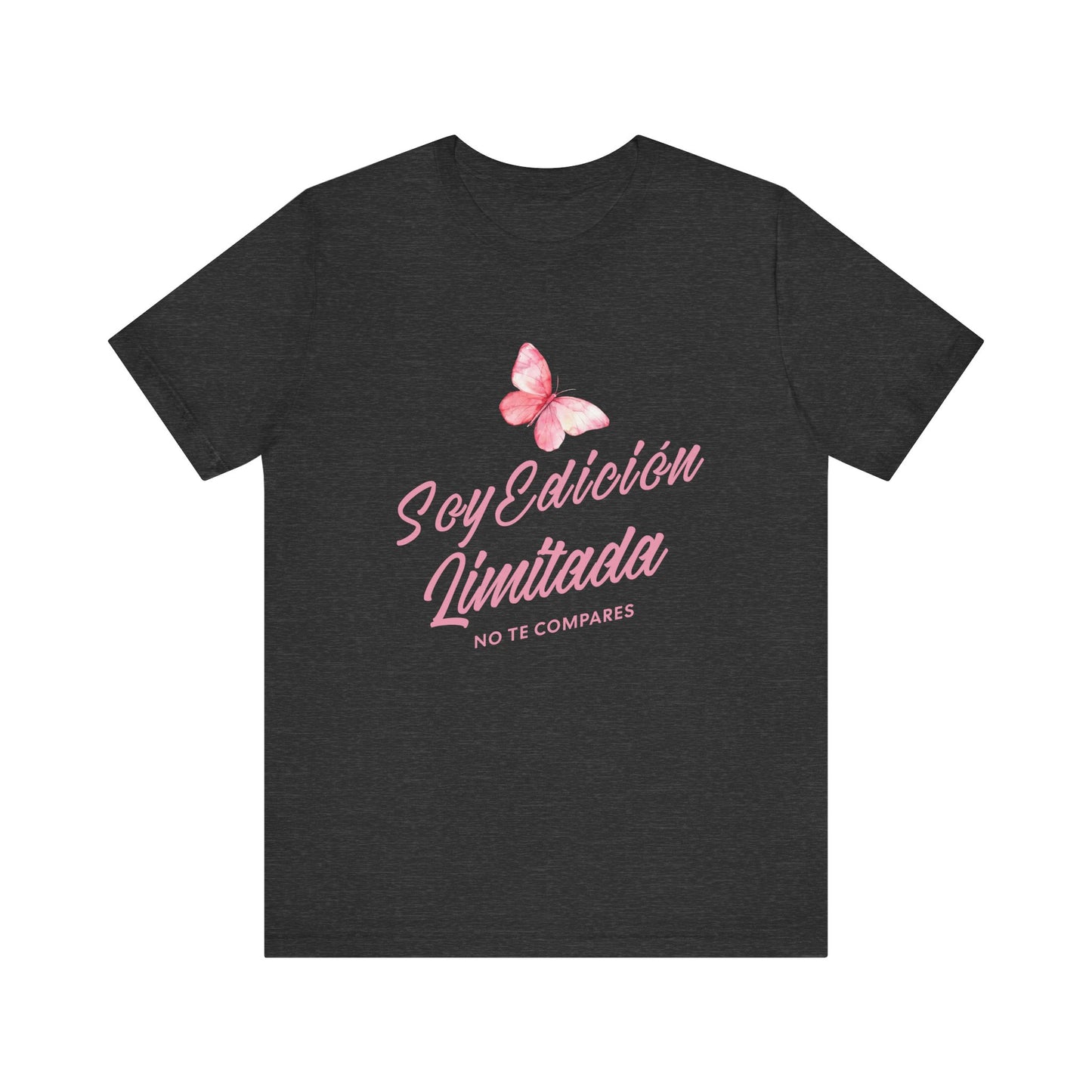 Soy Edición Limitada Tee — Pink Butterfly "No Te Compares" Graphic T-Shirt