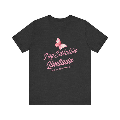 Soy Edición Limitada Tee — Pink Butterfly "No Te Compares" Graphic T-Shirt