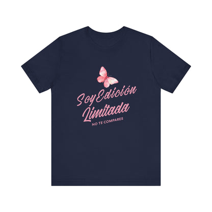 Soy Edición Limitada Tee — Pink Butterfly "No Te Compares" Graphic T-Shirt