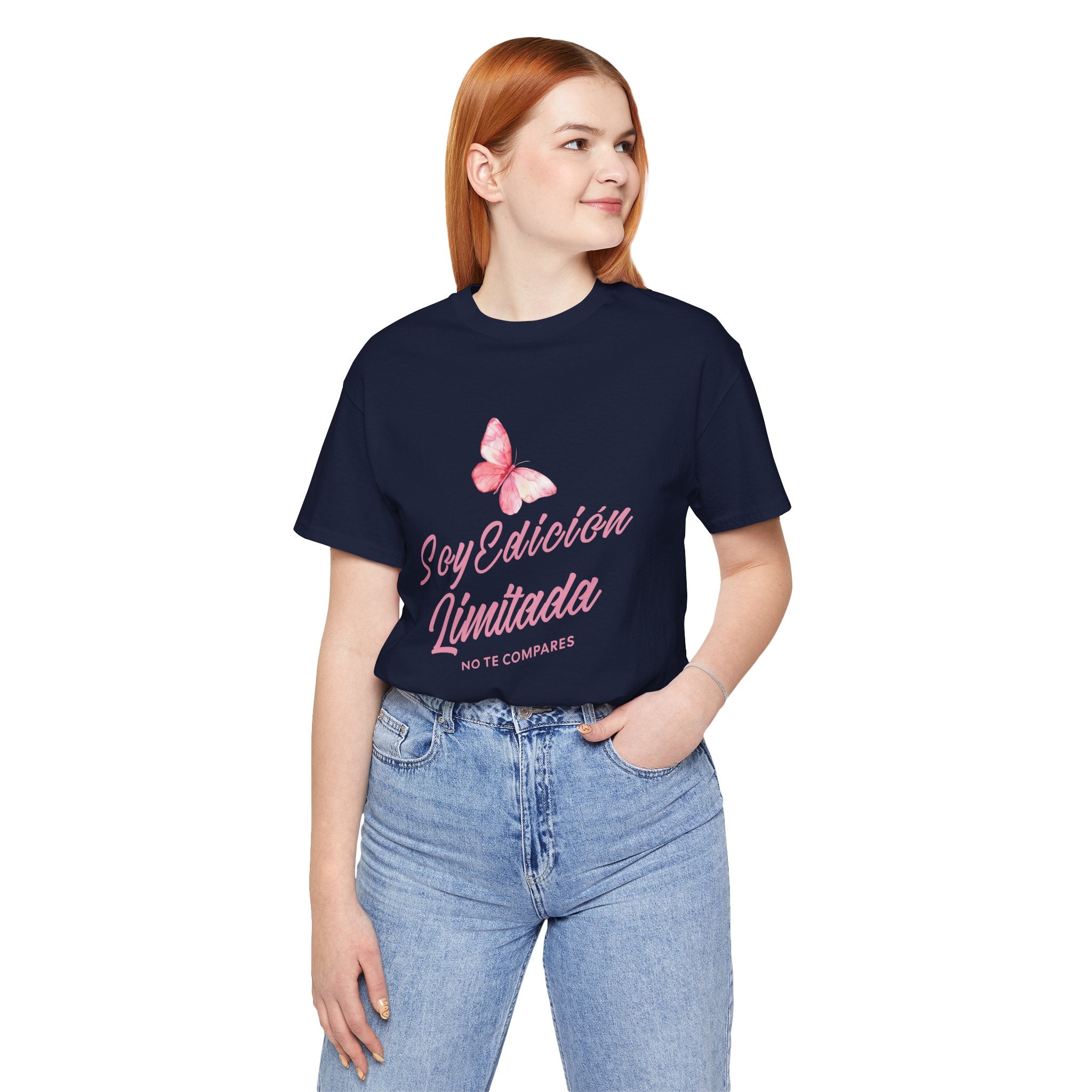 Soy Edición Limitada Tee — Pink Butterfly "No Te Compares" Graphic T-Shirt
