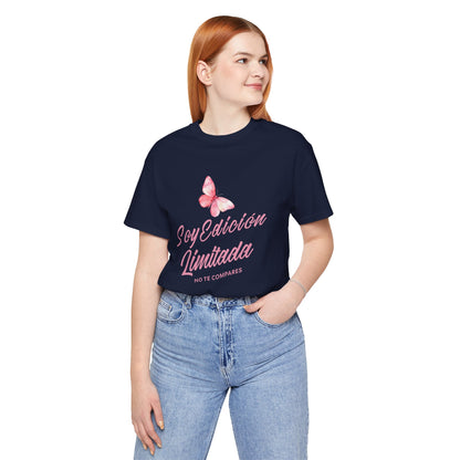 Soy Edición Limitada Tee — Pink Butterfly "No Te Compares" Graphic T-Shirt